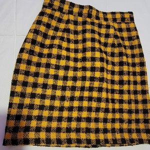 Laundry size 2 black & yellow